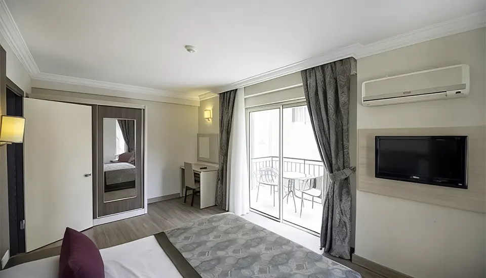 هتل کریستال آئورا بیچ ریزورت اند اسپا